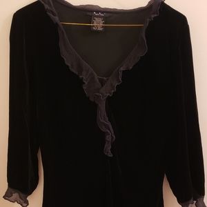 🦄Black velvet top with ruffle detail